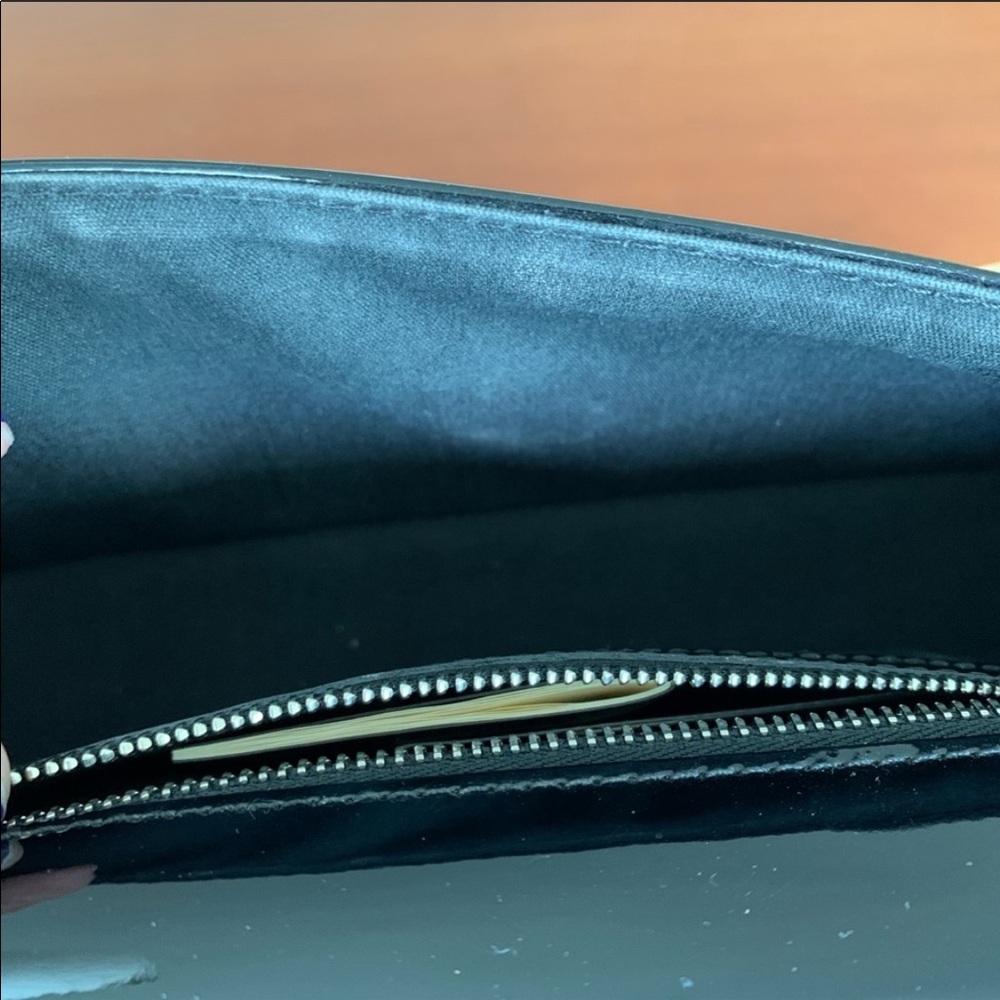 Louis Vuitton - Picture 5 of 8